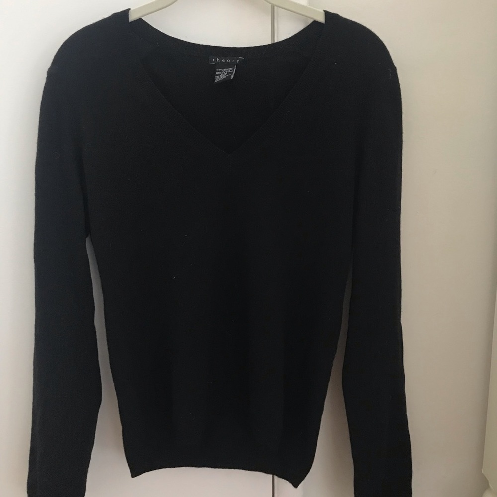 Theory black v-neck 100% cashmere